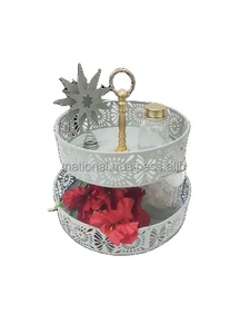 Plateau décoratif à deux niveaux en métal écologique avec découpes florales et poignée dorée pour la présentation de gâteaux - Product Image 1