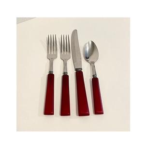 Ensemble de couverts à manche en résine blanche au design élégant et moderne, parfait pour les repas de tous les jours en famille et les occasions spéciales - Product Image 2