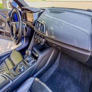 EXTREMADAMENTE LIMPIO, NUEVO 2024, R8 V10 PERFORMANCE SPYDER RWD, VOLANTE A LA IZQUIERDA, ASIENTOS DE CUERO, LISTO PARA ENVIAR - Product Image 3