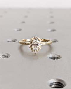 Anillo de diamantes de laboratorio ovalado de oro amarillo macizo de 18K, anillos de compromiso hechos a mano de lujo, diseño de flores, joyería OEM ODM al por mayor - Product Image 6