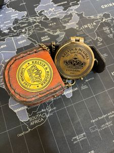 Pin de Latón Antiguo con Tapa Grabada y Cadena, Baño de Níquel Negro, Tema de Ángel para Viajes y Exploración - Product Image 4