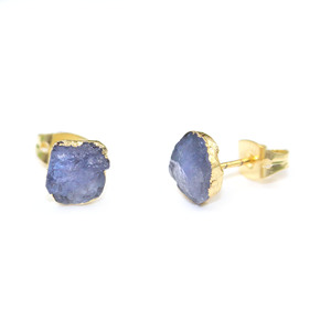 ต่างหูเม็ดเดี่ยวคริสตัล Tanzanite แบบดิบประดับหินขอบชุบด้วยไฟฟ้าสีทอง - Product Image 2