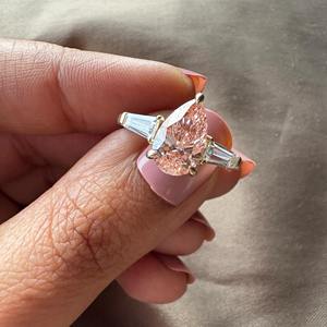 แหวนหมั้นเพชรทรงลูกแพร์สีชมพูเพาะเลี้ยงในห้องปฏิบัติการ ประดับเพชรทรงบาแก็ตต์ 3 เม็ด แหวนแต่งงานทอง 14k ราคาประหยัด - Product Image 3