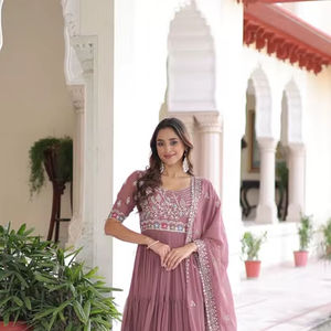 ชุดเดรสปักลูกปัดแบบซีเควนซ์และมัลติธเรด พร้อมผ้าคลุมไหล่ลายดอกไม้ปลอม ประดับด้วยงานปักลูกปัดแบบซีเควนซ์และมัลติธเรด - Product Image 1