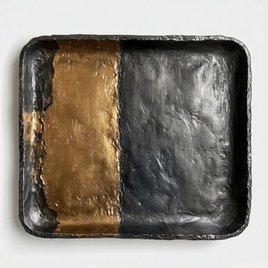 Plateau en fonte rectangulaire Sunset Luxe avec poignées latérales artistiques en surface en aluminium poli et forme audacieuse pour un divertissement élégant - Product Image 2