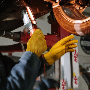 Gants de soudage en cuir de vache jaune de haute qualité 8 oz sans silicone respirants/durables antidérapants protection contre les coupures - Product Image 4