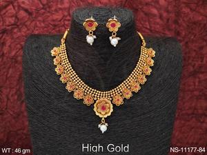 Ensemble de colliers courts de bijoux anciens de marque plaqués or pour la fête - Product Image 3