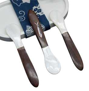 Cuchara de Lujo con Mango de Madera y Logotipo, Hecha a Mano con Nácar Pulido, para Caviar, Cafeterías, Hoteles y Restaurantes, Fábrica en Vietnam - Product Image 1