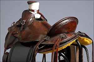 Sillín de caballo occidental clásico de alta calidad con diseño tallado de cuero genuino Último precio con descuento Pedido a granel Equitación - Product Image 4