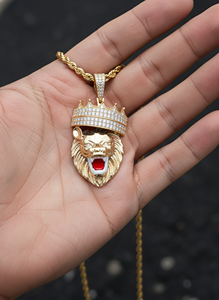 Pendentif unisexe en argent sterling fait main avec émail tendance en forme de couronne, serti de moissanite VVS de qualité brillante en 3D en forme de visage de lion glacé - Product Image 5