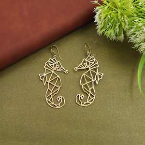 Pendientes Colgantes de Caballito de Mar Geométricos en Tono Dorado y Plateado, Joyería Ligera con Diseño de Animal Marino para Mujer - Product Image 2