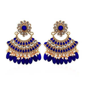 Pendientes de araña chapados en oro Kriaa con piedra Kundan azul modelo 1312916E - Product Image 1