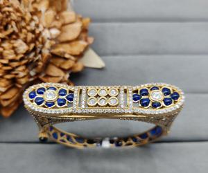 Precioso brazalete floral Royal Legent chapado en oro con abalorio de flores para mujeres y niñas para bodas hecho de latón - Product Image 2