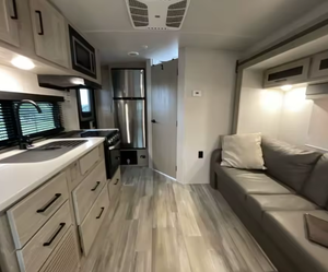 Autocaravana Usada 2023 F-o-r-e-s-t R-i-v-e-r F-l-a-g-s-t-a-f-f M-i-c-r-o -L-i-t-e 21FBRS, Remolque de Viaje - Product Image 3