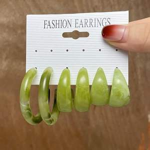 Boucles d'oreilles classiques faites à la main en résine époxy pour femmes Design de cerceau à la mode avec des bijoux de goutte pour la fête ou le cadeau - Product Image 1