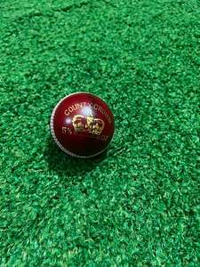 Pelota de Críquet de Cuero Cosida a Mano Roja OEM, Pelota Dura de Partido de 4 Piezas - Product Image 4