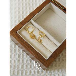 Orecchini a cerchio e pendenti a raggi di sole in vermeil d'oro 18K, orecchini a cerchio asimmetrici con luna e stella, regalo di moda perfetto per lei - Product Image 1