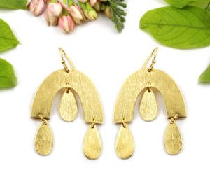 Moda moderna 22K chapado en oro acabado mate forma elegante geométrico colgante gota pendiente joyería para niñas mujeres al por mayor a granel - Product Image 1