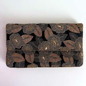 Sac à fermeture éclair brodé artisanal avec accents perlés - Léger, couleur et taille personnalisables, pour Noël ou les fêtes - Product Image 1