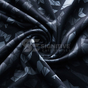 Rashguard pour hommes conçu pour les amateurs de sports nautiques avec un tissu doux et une finition durable Rashguard pour hommes - Product Image 5