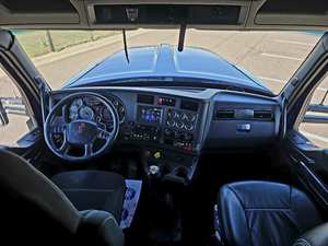 Achetez ici à prix économique : Semi-remorque W990 2022 avec cabine couchette, toit moyen 76, 510 CV, boîte manuelle 13 vitesses, prête à être expédiée dans le monde entier - Product Image 3