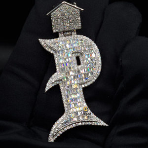 Pendentif de créateur lettre P en argent sterling 925 orné de moissanite VVS Clarity et de diamants ronds taille brillant - Product Image 3