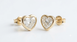 Boucles d'oreilles clous classiques en or jaune 18 carats rempli, serties de diamants de laboratoire taille cœur, certifiées IGI, pour usage quotidien - Product Image 2