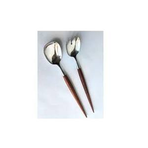 Ensemble de couverts à salade en acier inoxydable argenté poli avec une longue poignée ronde en bois et une extrémité pointue. - Product Image 1