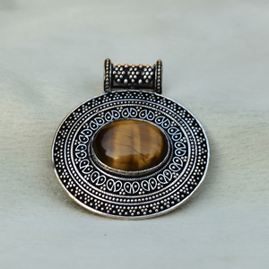 Collar al por mayor con colgante étnico de ojo de tigre de latón, chapado en plata oxidada, geométrico y tribal - Product Image 1