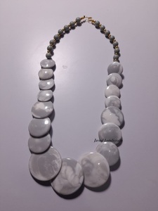 Esencia etérea: un viaje con cuentas de resina Ondas caprichosas: Collar de cuentas de resina hecho a mano Jardines brillantes: Inspirado en la naturaleza - Product Image 6