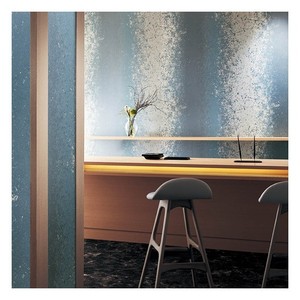 Il s'agit d'un papier peint fabriqué au japon qui exprime la gradation scintillante du bord de l'eau avec un lac somptueux comme motif. - Product Image 1