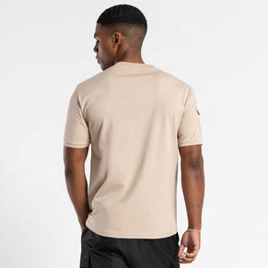 เสื้อยืดผู้ชายสีเบจพร้อมกระเป๋าแขนสไตล์สำหรับฤดูร้อนและสวมใส่หมี - Product Image 3