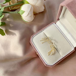 ต่างหูเงินแท้ 925 ประดับเพชรซิคอน ดีไซน์โบว์เก๋ไก๋ หรูหรา ทันสมัย เหมาะสำหรับผู้หญิง ใส่ไปงานปาร์ตี้ งานแต่งงาน งานหมั้น หรือเป็นของขวัญวันครบรอบ - Product Image 1