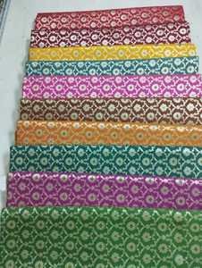 Telas de seda de brocado hechas a medida en una amplia variedad de patrones adecuados para diseñadores de vestidos y tiendas de ropa en tono Pastel - Product Image 4