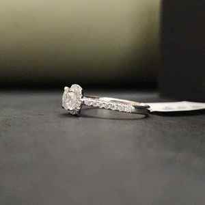 Anillo de Compromiso de Lujo con Moissanita Corte Cojín Certificada por IGI en Oro de 18K con Engaste Pavé para Regalo de Compromiso - Product Image 3