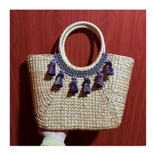 Sac à main en jacinthe naturelle avec décor de fleurs en tissu et intérieur doublé fait à la main du Vietnam pour un usage décontracté, un pique-nique ou un voyage - Product Image 3