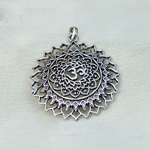 Colgante de Latón con Baño de Oro de 14k con Símbolo Om Shiva, Joyería de Moda para Bodas y Fiestas Indias, Regalo - Product Image 1