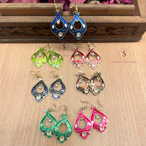 Nuevos pendientes de diseño artesanal en latón con trabajo Meenakari, esmalte y perlas, estilo colgante para mujer. - Product Image 3