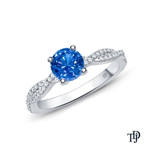 Anillo de compromiso de oro de 14 quilates con zafiro azul engastado en pavé festoneado y patillas trenzadas - Product Image 1