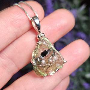 Colgante de Moldavita Chapado en Oro Vintage con Orificio, Collar de Meteorito Genuino para la Transformación - Product Image 3