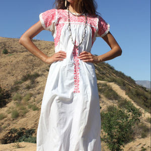 Robe maxi classique en coton 100% avec manches bouffantes brodées à la main de motifs floraux, style Oaxacan - Product Image 1