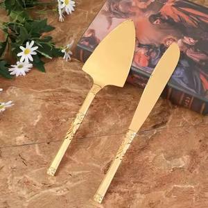 Ensemble couteau à gâteau et serveur en laiton doré, idéal pour les fêtes et les événements de gâteaux de mariage - Product Image 5