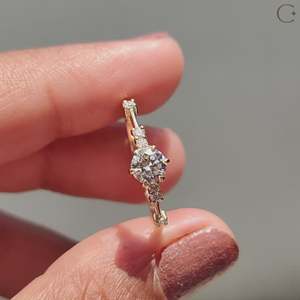 Bague de fiançailles en diamant rond avec sertissage élégant Muse - Product Image 2