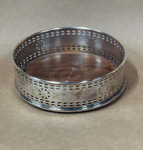 Posavasos de Acero Inoxidable de Lujo para Botellas de Vino, Diseño Contemporáneo para Comedores, Bares, Tabernas y Pubs, que Garantiza una Mesa Ordenada - Product Image 1