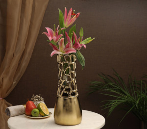 Los jarrones de metal de diseño dan rienda suelta a la elegancia con diseños únicos Jarrones de metal con diseños distintivos perfectos para cualquier decoración - Product Image 1