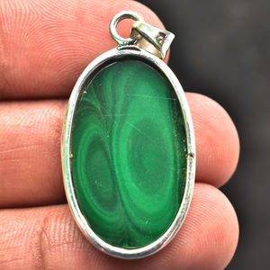 Hermoso colgante de malaquita 925 plata esterlina plata pura regalo de plata estampada para sus comerciantes colgante encantador colgante ovalado. - Product Image 2
