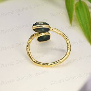 แหวนเงินแท้ 925 ทำมือสำหรับผู้หญิง ดีไซน์แบบ Eternity Band ลายตอก ประดับพลอยแอมโมไลต์สีน้ำเงินทรงลูกแพร์ขนาด 7x5 มม. ตัวเรือนชุบทองคำแท้แบบปรับขนาดได้ - Product Image 3