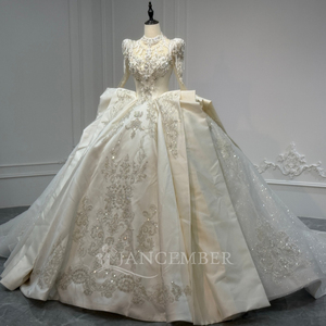 XS269 Vestido de Novia de Gala con Cuello Alto, Satén y Cuentas, Estilo Imperio, con Cola Capilla, Flores de Encaje Modernas y Cristales - Product Image 3