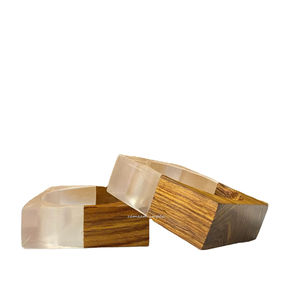Bracelet carré géométrique funky en résine et bois Combo Bracelet de mode artistique avec un design moderne en matériaux mixtes - Product Image 1