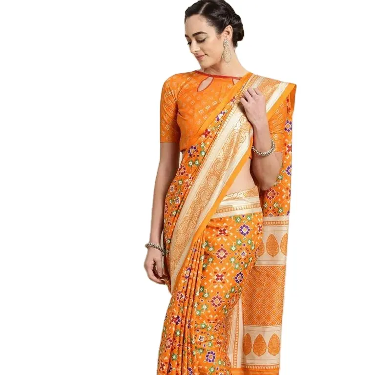 Pesado cetim de seda e impressão digital sobre o saree vem em todas as sombras, desenhos, variedade de motivos e para cada ocasião